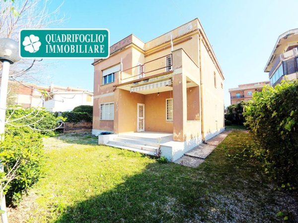 casa indipendente in vendita a Pomezia in zona Torvaianica