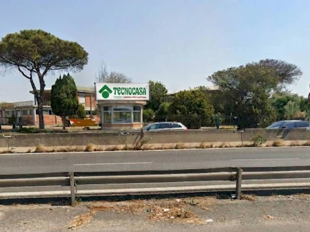 locale commerciale in vendita a Pomezia