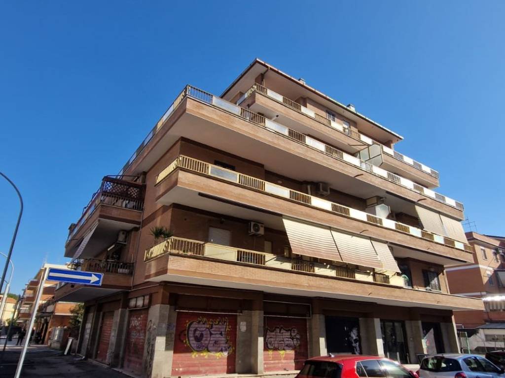 negozio in vendita a Pomezia in zona Torvaianica