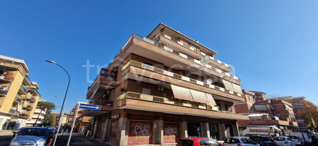 negozio in vendita a Pomezia in zona Torvaianica