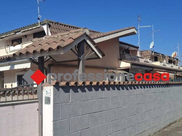 casa indipendente in vendita a Pomezia in zona Pratica di Mare