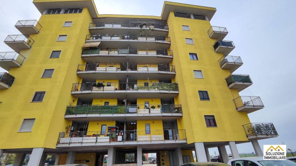 appartamento in vendita a Pomezia in zona Santa Palomba