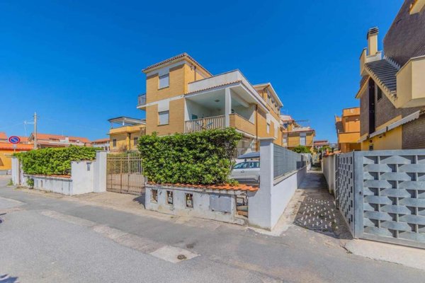 appartamento in vendita a Pomezia in zona Torvaianica