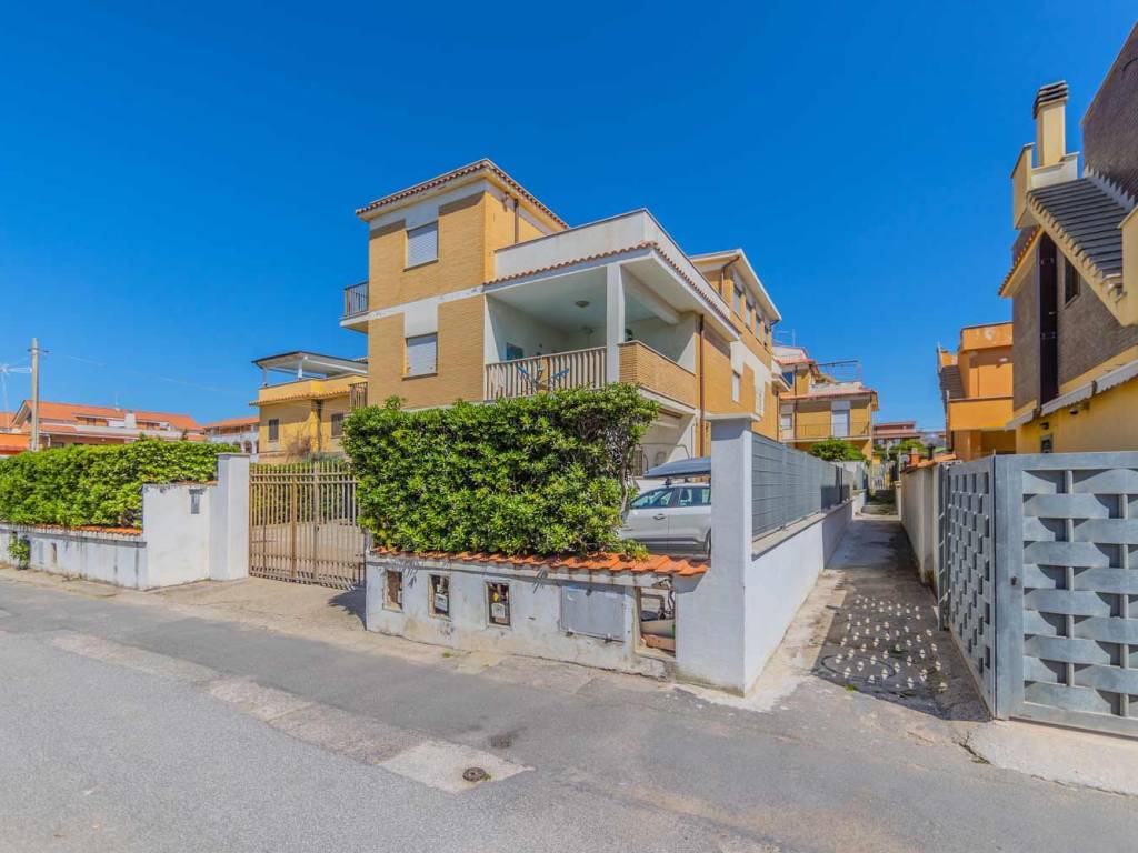 appartamento in vendita a Pomezia in zona Torvaianica