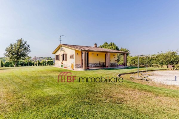 casa indipendente in vendita a Pomezia in zona Castagnetta