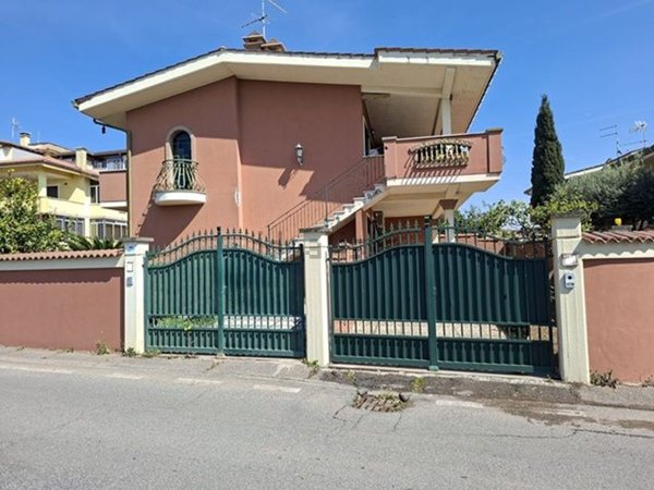 appartamento in vendita a Pomezia in zona Torvaianica Alta