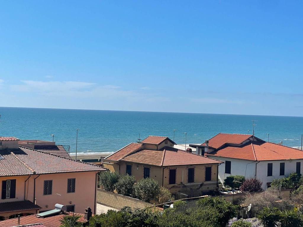 appartamento in vendita a Pomezia in zona Torvaianica