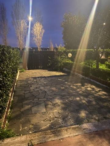 intera palazzina in vendita a Pomezia in zona Torvaianica