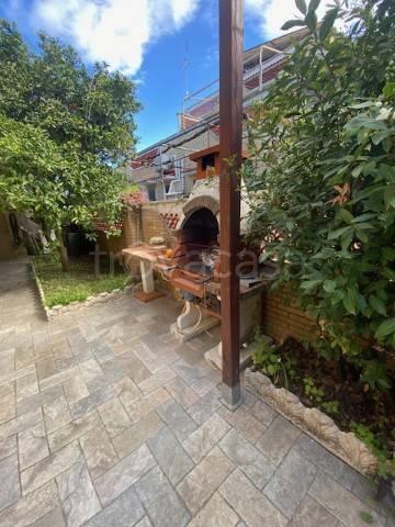 casa indipendente in vendita a Pomezia in zona Torvaianica