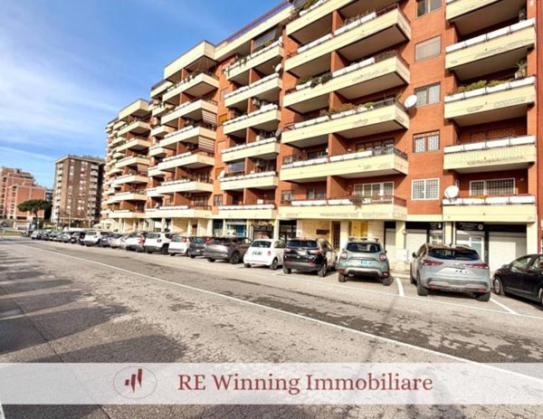 locale commerciale in vendita a Pomezia