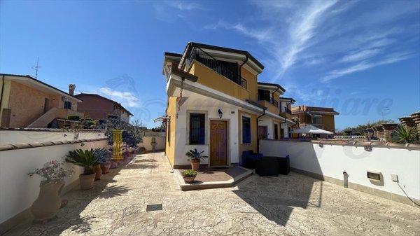casa indipendente in vendita a Pomezia in zona Torvaianica