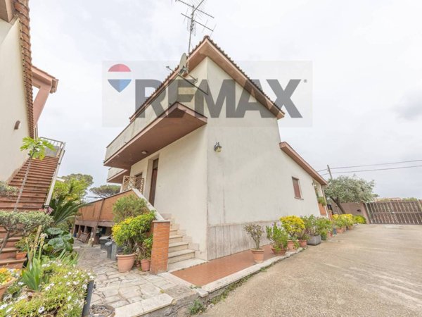 appartamento in vendita a Pomezia in zona Torvaianica Alta