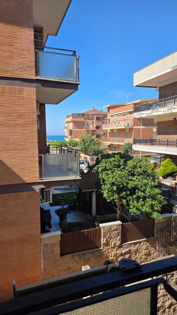 appartamento in vendita a Pomezia in zona Torvaianica