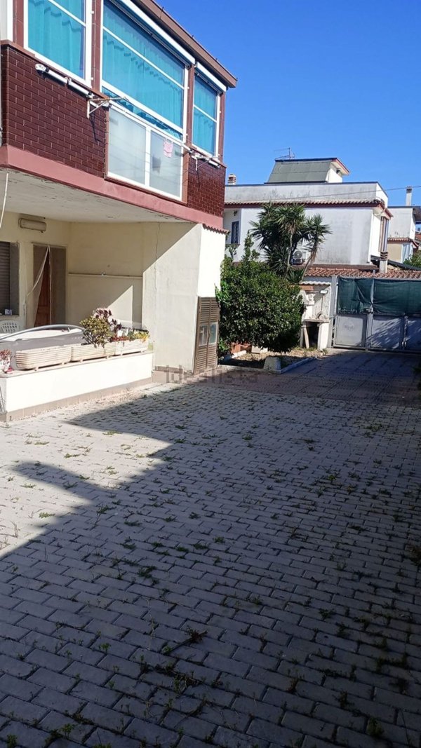 appartamento in vendita a Pomezia in zona Torvaianica