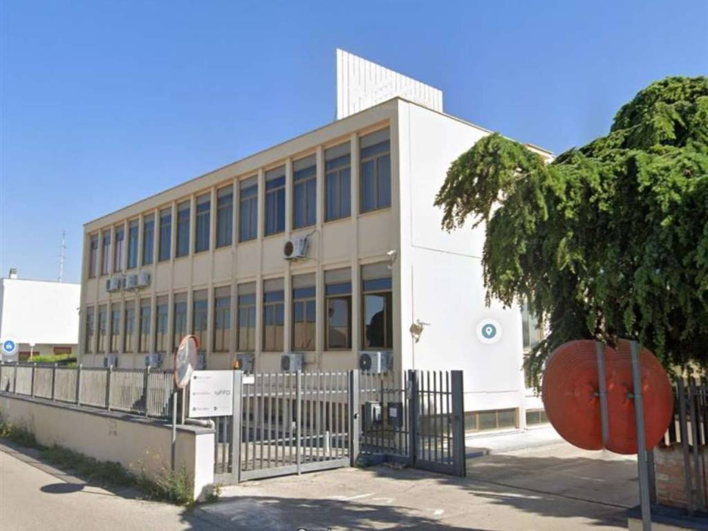 locale commerciale in vendita a Pomezia in zona Pratica di Mare