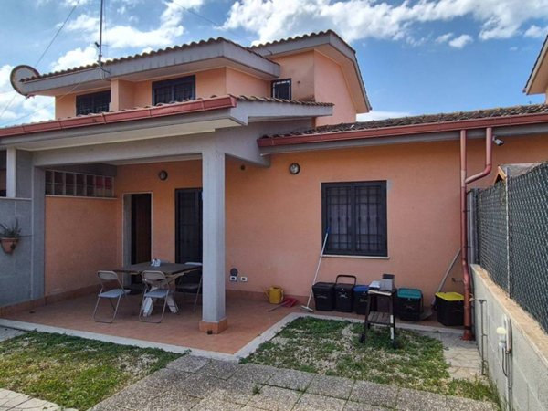 casa indipendente in vendita a Pomezia in zona Torvaianica