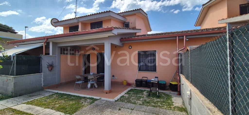 casa indipendente in vendita a Pomezia in zona Torvaianica