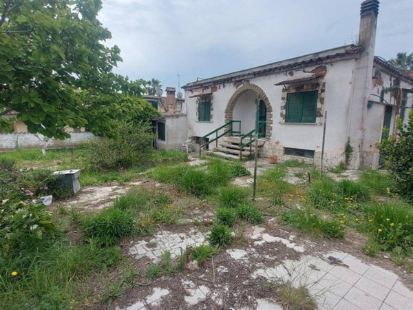 casa indipendente in vendita a Pomezia in zona Torvaianica Alta