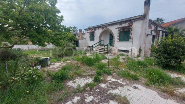 casa indipendente in vendita a Pomezia in zona Torvaianica