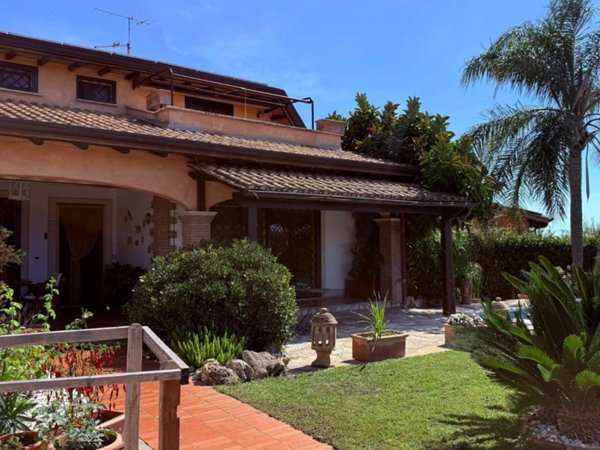 casa indipendente in vendita a Pomezia in zona Colli di Enea