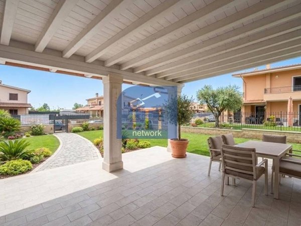 casa indipendente in vendita a Pomezia