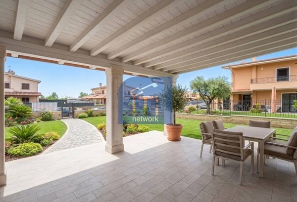 casa indipendente in vendita a Pomezia in zona Viceré