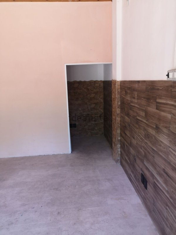 locale commerciale in vendita a Pomezia