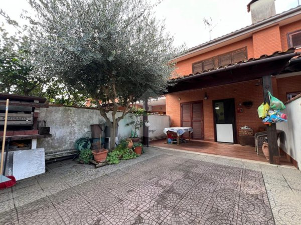casa indipendente in vendita a Pomezia in zona Torvaianica
