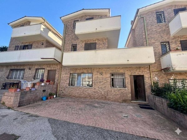 casa indipendente in vendita a Pomezia