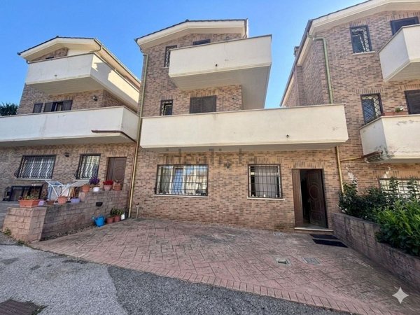 casa indipendente in vendita a Pomezia