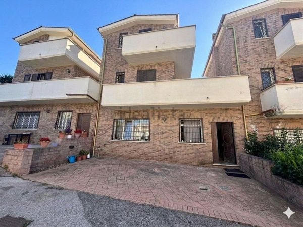 casa indipendente in vendita a Pomezia
