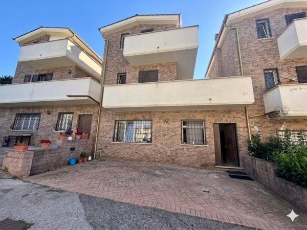 casa indipendente in vendita a Pomezia