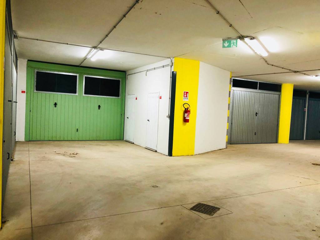 locale di sgombero in vendita a Pomezia in zona Pratica di Mare