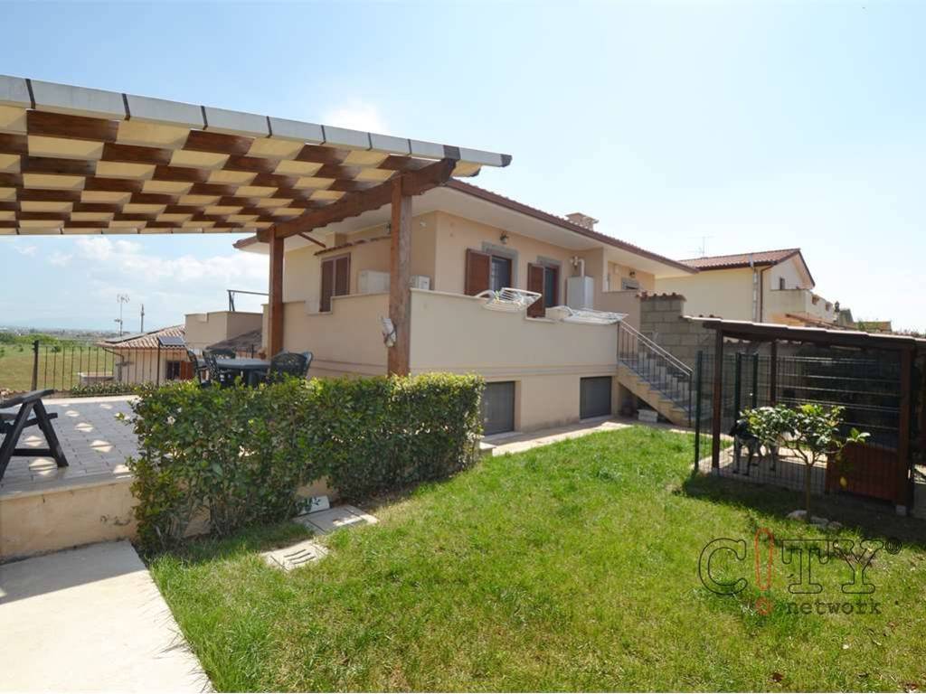 casa indipendente in vendita a Pomezia in zona Viceré