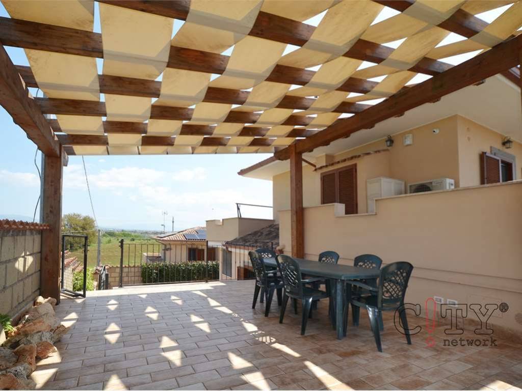 casa indipendente in vendita a Pomezia in zona Viceré
