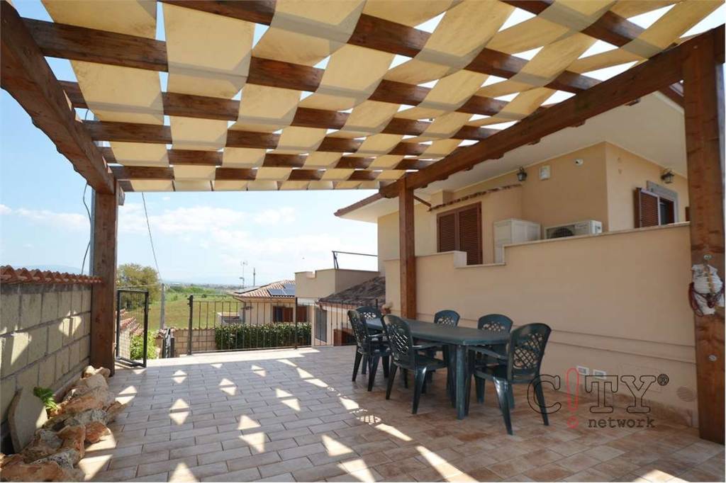 casa indipendente in vendita a Pomezia in zona Viceré