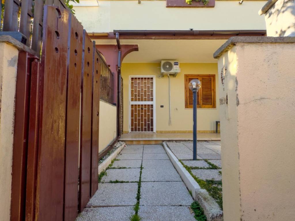 casa indipendente in vendita a Pomezia in zona Torvaianica