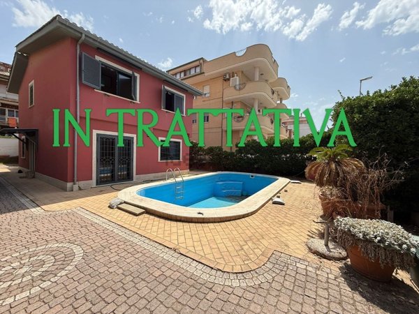 casa indipendente in vendita a Pomezia in zona Torvaianica