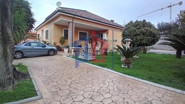 casa indipendente in vendita a Pomezia in zona Torvaianica Alta