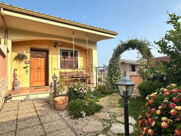 casa indipendente in vendita a Pomezia