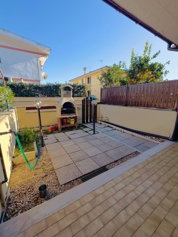 casa indipendente in vendita a Pomezia in zona Torvaianica