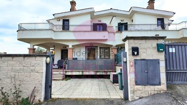 appartamento in vendita a Pomezia in zona Campo Jemini