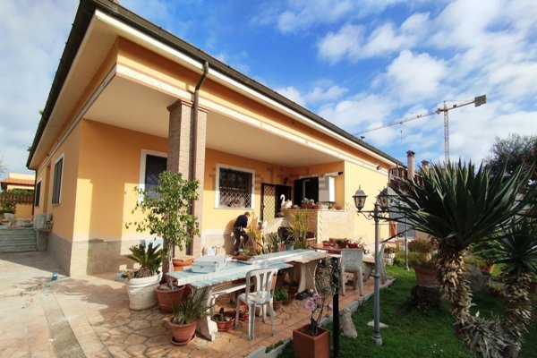 casa indipendente in vendita a Pomezia in zona Torvaianica Alta