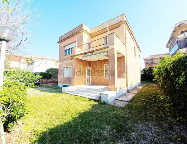 casa indipendente in vendita a Pomezia in zona Torvaianica