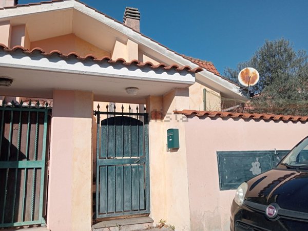 casa indipendente in vendita a Pomezia in zona Torvaianica Alta