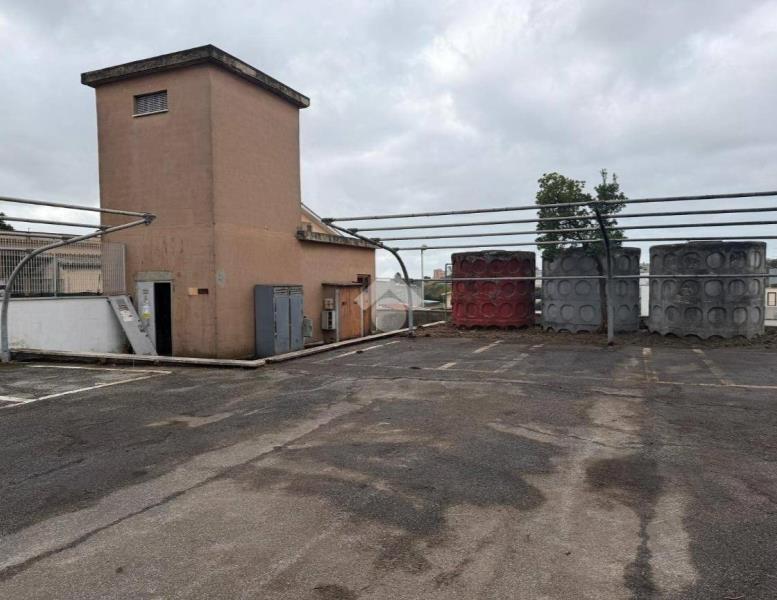 locale commerciale in vendita a Pomezia