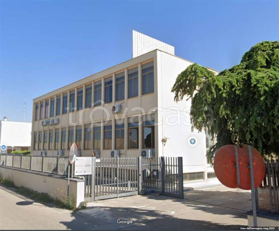 locale commerciale in vendita a Pomezia in zona Santa Palomba