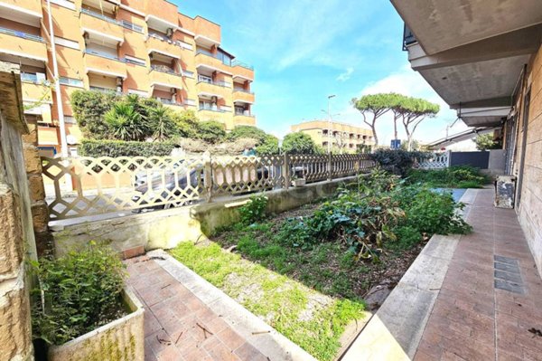 appartamento in vendita a Pomezia in zona Torvaianica