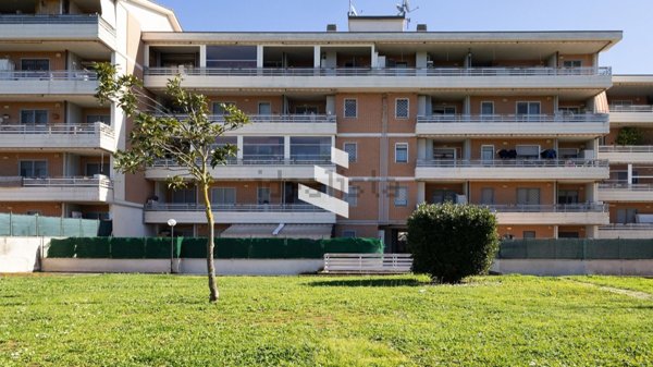 appartamento in vendita a Pomezia in zona Santa Palomba