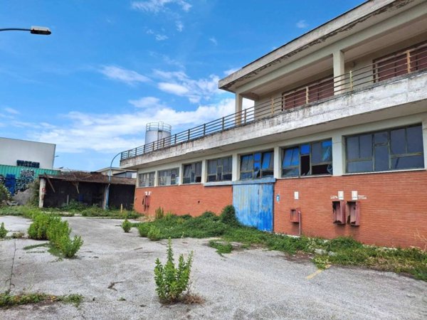 locale commerciale in vendita a Pomezia in zona Pratica di Mare